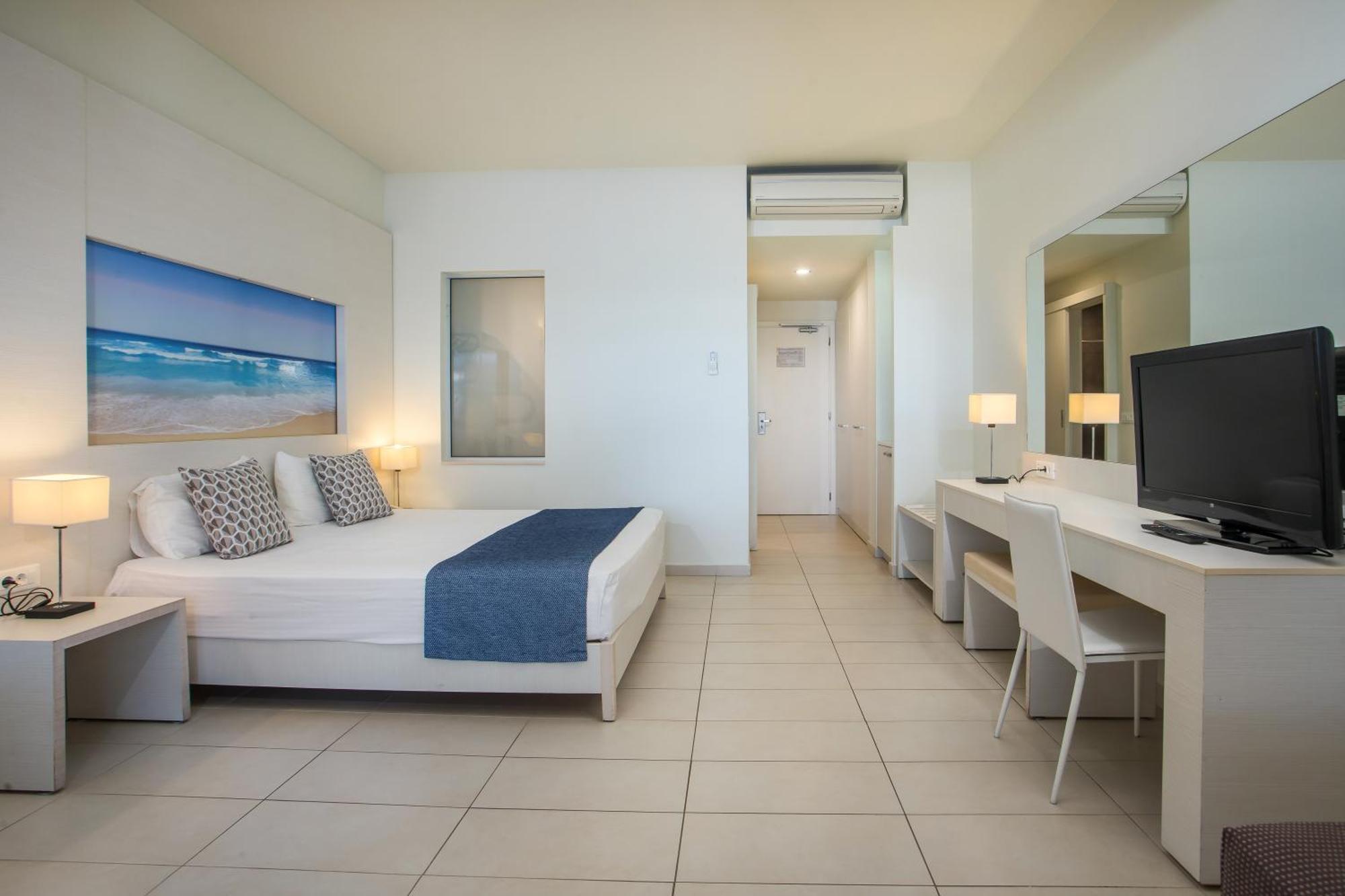Hotel White &